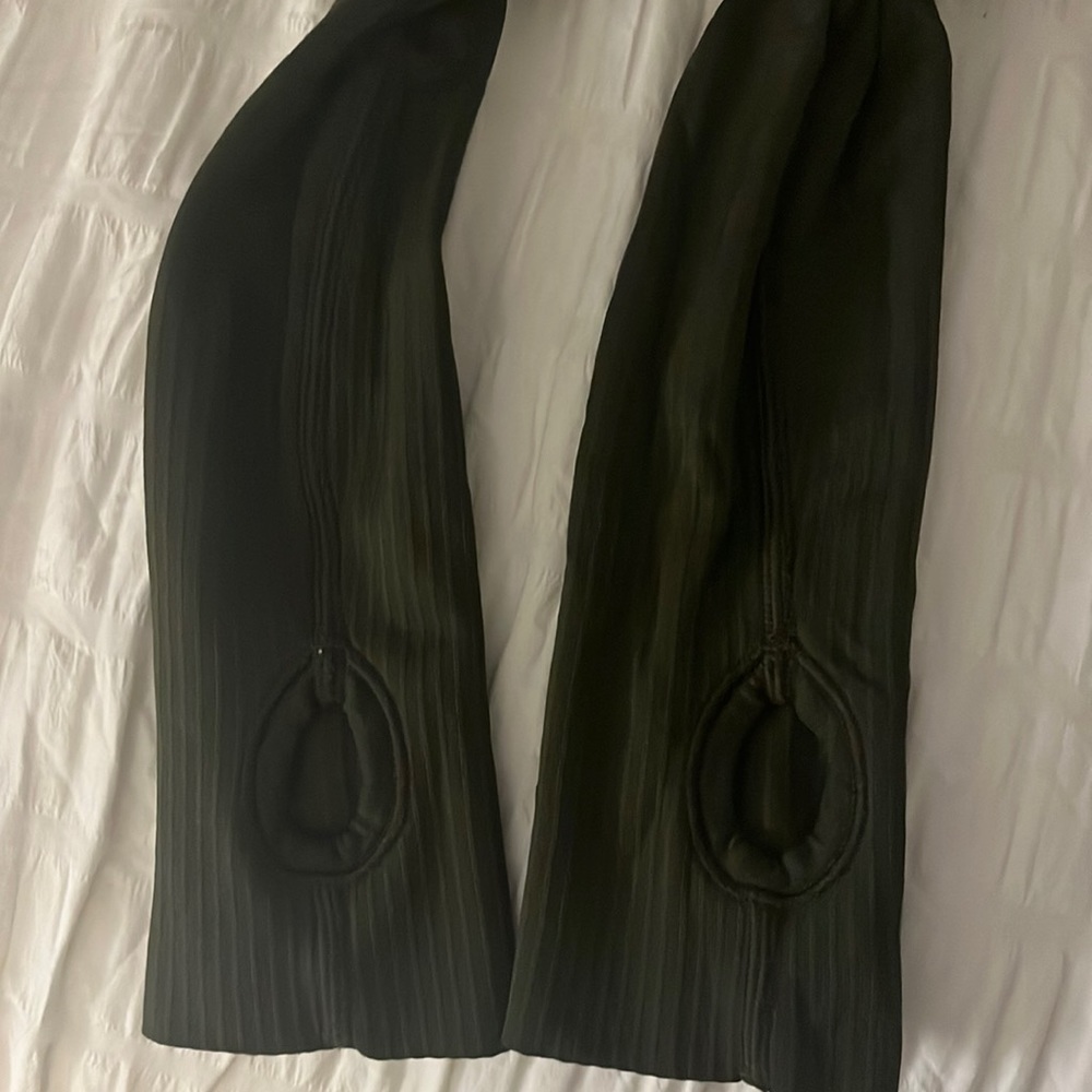 THUMB HOLES ON LULU SHIRT
